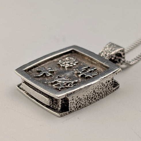 1977 UK Sterling Silver Jubilee Pendant with Sterling Silver Necklace Total 19.7g